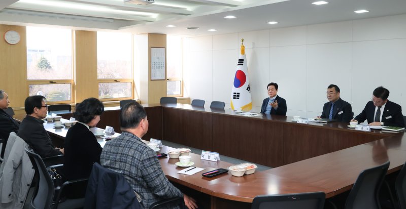 [창원=뉴시스]박완수(오른쪽서 세 번째) 경남도지사가 19일 도청 소회의실에서 경남파크골프협회 신임 회장단과 면담하고 있다.(사진=경남도 제공) 2025.02.19. photo@newsis.com