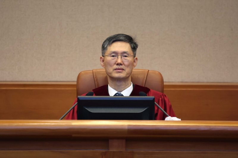 문형배 헌법재판소장 권한대행이 18일 서울 종로구 헌법재판소에서 열린 윤석열 대통령 탄핵심판 9차 변론기일에 참석해 있다. 2025.2.18/뉴스1 ⓒ News1 사진공동취재단