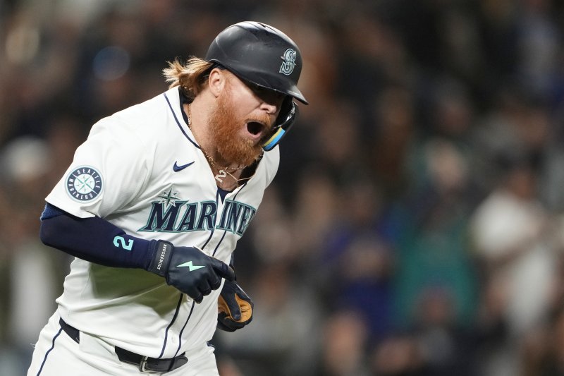 [시애틀=AP/뉴시스] 미국 메이저리그(MLB) 시애틀 매리너스의 저스틴 터너가 지난해 9월18일 미국 시애틀에서 열린 MLB 8회말 뉴욕 양키스를 상대로 솔로 홈런을 친 뒤 환호하고 있다. 2024.09.18.