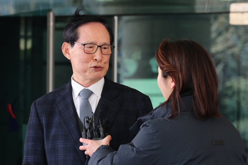 송영무 전 국방부 장관이 19일 오후 서울 마포구 서울서부지방법원에서 열린 직권남용권리행사방해 혐의 선고 공판을 마친 후 법정을 나서며 취재진의 질의에 답변하고 있다. 송 전 장관은 박근혜 정부 당시인 2018년 국군기무사령부의 계엄 검토 문건과 관련해 군 간부들에게 서명을 강요한 혐의로 재판에 넘겨졌으며 1심은 무죄를 선고했다. 2025.2.19/뉴스1 ⓒ News1 신웅수 기자