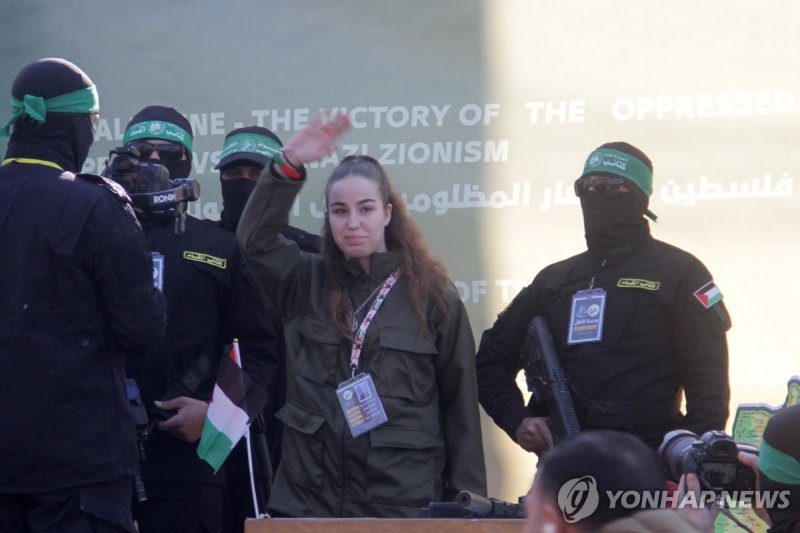 지난달 이스라엘인 인질을 석방하는 하마스 (출처=연합뉴스)