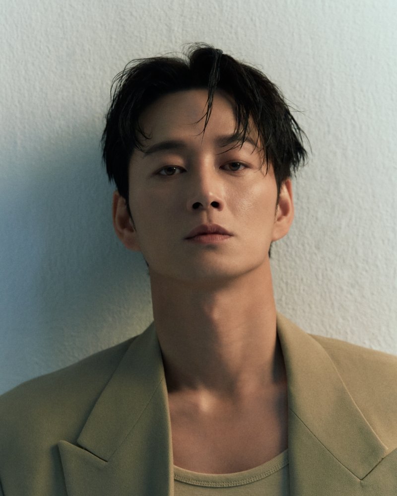 '원경' 이현욱 "19금 베드신, 방송 보고 괴로워…많이 울었다"