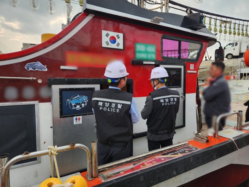 [여수=뉴시스] 여수해양경찰서가 어선에 올라 설비 및 관리 실태를 점검하고 있다. (사진=여수해경 제공) 2025.02.19. photo@newsis.com *재판매 및 DB 금지