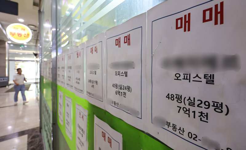 21일 서울 시내 한 부동산에 오피스텔 매물 게시돼 있다. 2024.8.21/뉴스1 ⓒ News1 김도우 기자