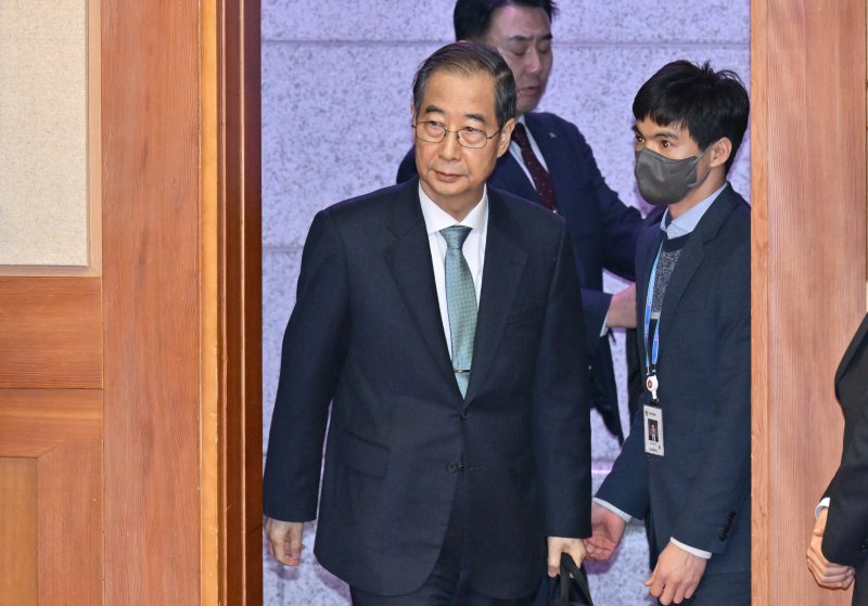 한덕수 국무총리가 19일 서울 종로구 헌법재판소 대심판정에서 열린 탄핵심판 1차 변론 기일에 출석하고 있다. (공동취재) 2025.2.19/뉴스1 ⓒ News1 박정호 기자