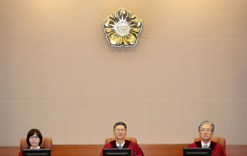 문형배 헌법재판소장 권한대행을 비롯한 헌법재판관들이 19일 오후 서울 종로구 헌법재판소 대심판정에서 열린 한덕수 국무총리 탄핵심판 첫 변론기일에 참석해 있다. (공동취재) 2025.2.19/뉴스1 ⓒ News1 박정호 기자