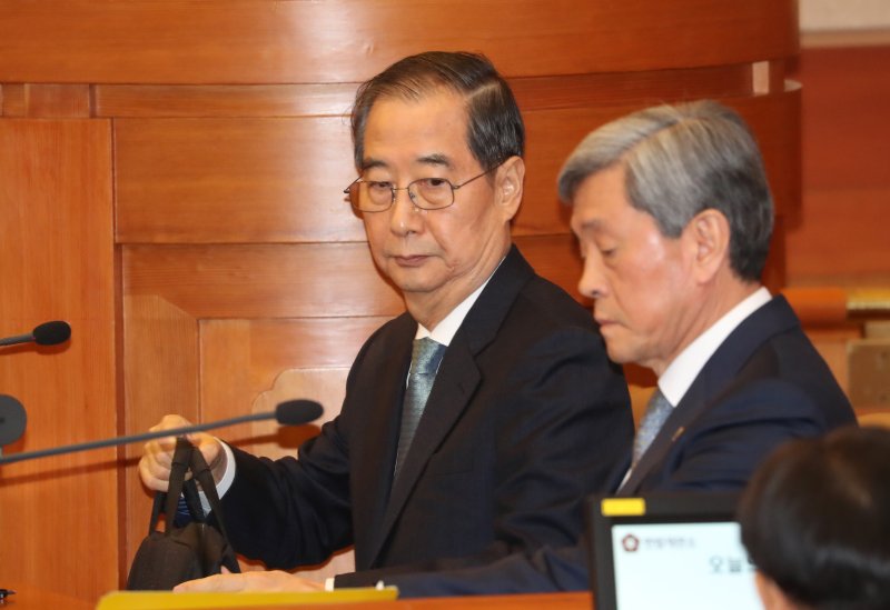 한덕수 국무총리가 19일 서울 종로구 헌법재판소에서 열린 한덕수 국무총리 탄핵심판 1차 변론에 출석하고 있다. (공동취재) 2025.2.19/뉴스1 ⓒ News1 박정호 기자