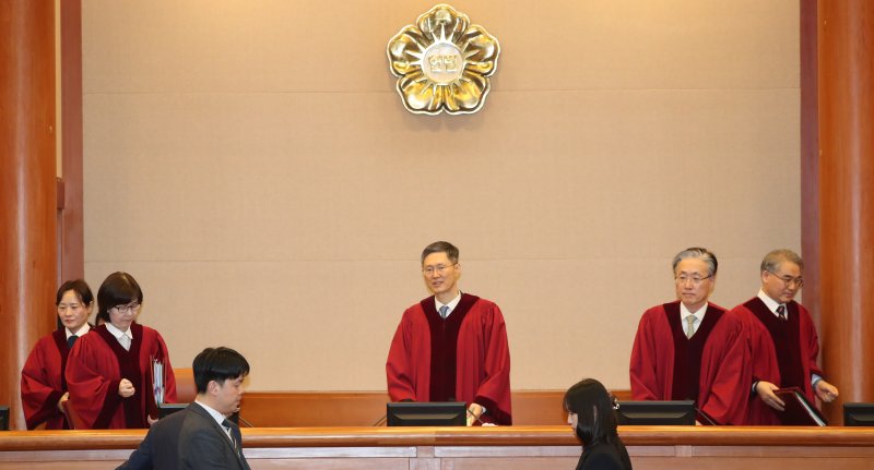 문형배 헌법재판소장 권한대행을 비롯한 헌법재판관들이 19일 오후 서울 종로구 헌법재판소 대심판정에서 열린 한덕수 국무총리 탄핵심판 첫 변론기일에 참석하고 있다. (공동취재) 2025.2.19/뉴스1 ⓒ News1 박정호 기자