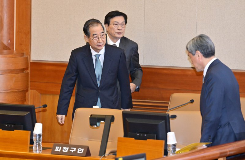 한덕수 국무총리가 19일 서울 종로구 헌법재판소 대심판정에서 열린 한덕수 국무총리 탄핵심판 1차 변론 기일에 출석하고 있다. (공동취재) 2025.2.19/뉴스1 ⓒ News1 박정호 기자