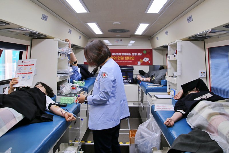 [광주=뉴시스] 광주신세계는 19일 임직원과 고객들이 참여한 가운데 '사랑의 단체 헌혈' 캠페인을 펼쳤다. (사진=광주신세계 제공) 2025.02.19. photo@newsis.com