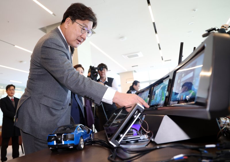 권성동 국민의힘 원내대표가 19일 오후 경기 성남시 판교 제2테크노밸리 텔레칩스에서 열린 '반도체 산업 위기 극복을 위한 현장 간담회'에서 차량용 반도체 제품을 살펴보고 있다. 뉴시스