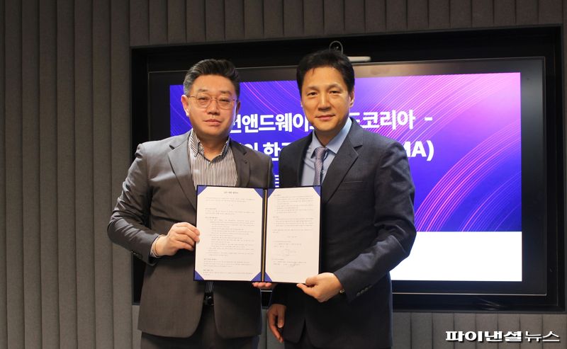 황점상 쿠시먼앤드웨이크필드 코리아 대표(오른쪽)가 19일 서울 중구 본사에서 김병현 한국능률협회 상무와 업무협약을 체결한뒤 기념촬영을 하고 있다. 쿠시먼앤드웨이크필드 코리아 제공