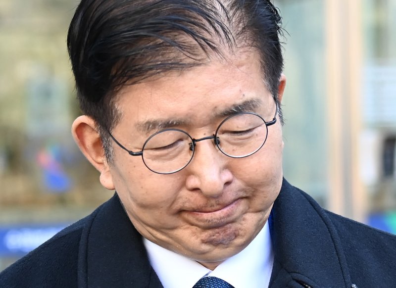 [수원=뉴시스] 김종택 기자 = 더불어민주당 이상식 의원(용인갑)이 19일 경기도 수원시 영통구 수원지방법원에서 열린 '공직선거법위반 혐의' 1심 선고 공판을 마친 뒤 법원을 나서고 있다. 2025.02.19. jtk@newsis.com