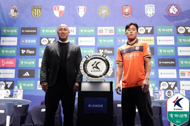 [서울=뉴시스] 프로축구 K리그2 화성FC의 차두리 감독과 우제욱. (사진=한국프로축구연맹 제공) *재판매 및 DB 금지