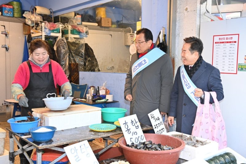 이현재 경기 하남시장(사진 가운데)이 덕풍·신장 전통시장에 방문해 상인들과 소통의 시간을 갖고 있다.(하남시 제공, 재판매 및 DB 금지)/뉴스1
