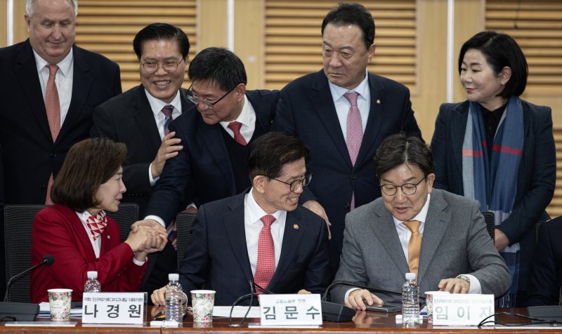 권성동 국민의힘 원내대표와 김문수 고용노동부 장관이 19일 오전 서울 여의도 국회 의원회관에서 열린 '2030·장년 모두 Win-Win하는 노동개혁' 대토론회에서 대화하고 있다. 2025.2.19/뉴스1 ⓒ News1 이재명 기자