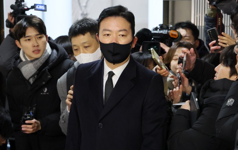 [서울=뉴시스] 전신 기자 = 김성훈 대통령경호처 차장이 17일 서울 서대문구 경찰청 국가수사본부 특별수사단(특수단)에 출석하고 있다. 김 차장은 고위공직자범죄수사처와 경찰의 윤석열 대통령 체포영장 집행 시도를 저지한 혐의를 받고 있다. (공동취재) 2025.01.17. photo@newsis.com