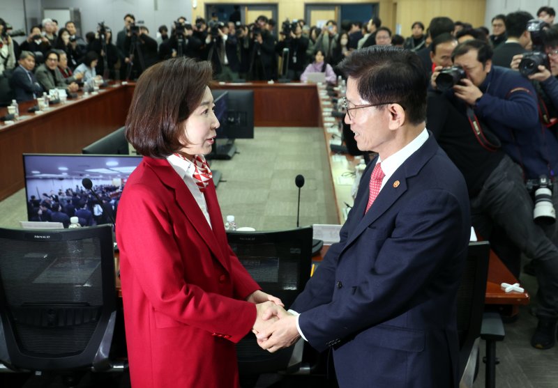 [서울=뉴시스] 조성봉 기자= 김문수 고용노동부 장관과 나경원 국민의힘 의원이 19일 오전 서울 여의도 국회 의원회관 세미나실에서 열린 2030·장년 모두 Win-Win하는 노동개혁 대토론회에서 악수를 하고 있다. 2025.02.19. suncho21@newsis.com