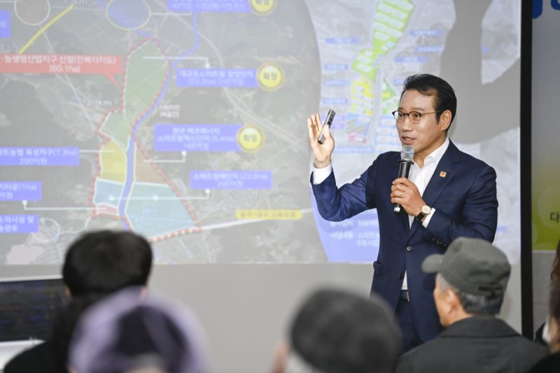 [남원=뉴시스] 남원시가 23개 읍면동을 순회하는 일정으로 지난달 20일부터 시작했던 '2025 시민공감 열린대화'가 19일 마무리됐다. 전날 죽항동 열린대화에서 최경식 시장이 직접 프리젠테이션을 하며 남원시 미래 비전을 설명하고 있다. *재판매 및 DB 금지