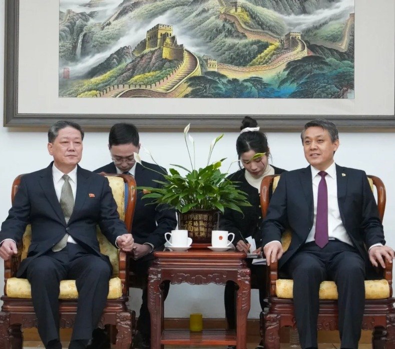 왕야쥔 주북 중국 대사와 박명호 외무성 부상이 18일(현지시간) 만났다. (사진 출처= 주북 중국대사관 SNS)