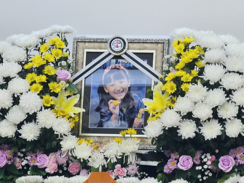 [대전=뉴시스] 김덕진 기자=지난 13일 건양대학교병원 장례식장 김하늘양 빈소에 올려진 밝게 웃고 있는 하늘양 사진. 2025.02.13. spark@newsis.com *재판매 및 DB 금지