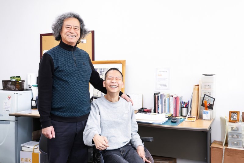 최성규 교수(왼쪽)과 유장군씨 (출처=연합뉴스)