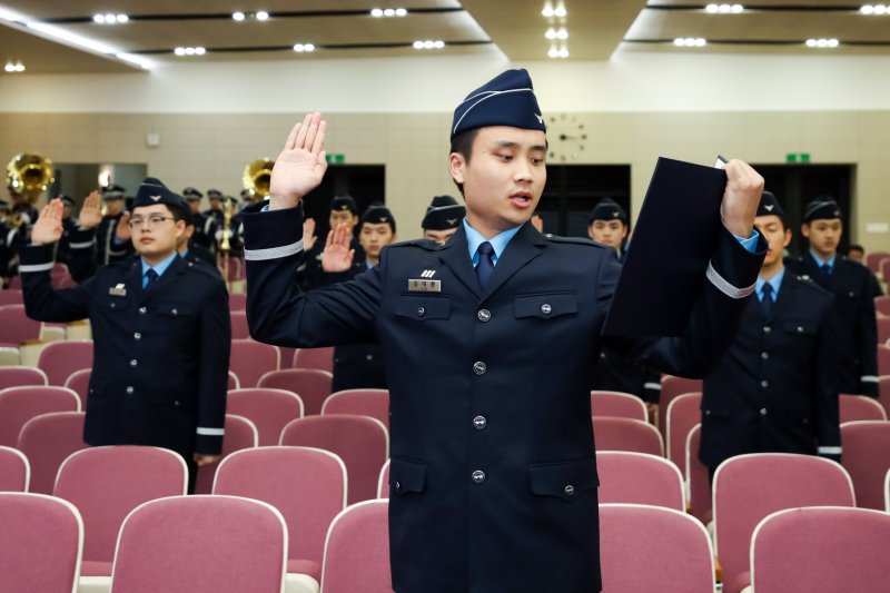 [진주=뉴시스] 지난 18일 거행된 경운대학교 학생군사교육단 창설식에서 후보생 대표가 입단 선서를 하고있다.(사진=공군교육사령부 제공).2025.02.19.photo@newsis.com *재판매 및 DB 금지