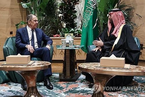 라브로프 러시아 외무부 장관과 무함마드 빈살만 사우디아라비아 왕세자 (출처=연합뉴스)