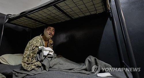 우크라이나군에 생포된 북한군 (출처=연합뉴스)