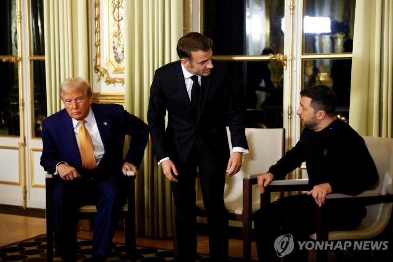지난해 12월 파리서 회동한 트럼프, 마크롱, 젤렌스키 (출처=연합뉴스)