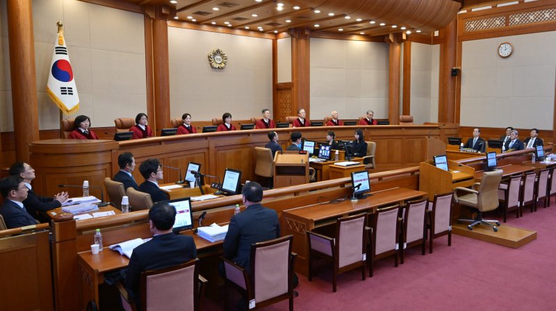 [서울=뉴시스] 김진아 기자 = 문형배 헌법재판소장 권한대행을 비롯한 헌법재판관들이 19일 서울 종로구 헌법재판소에서 열린 한덕수 국무총리 탄핵심판 1차 변론기일에 참석해 있다. (공동취재) 2025.02.19. photo@newsis.com