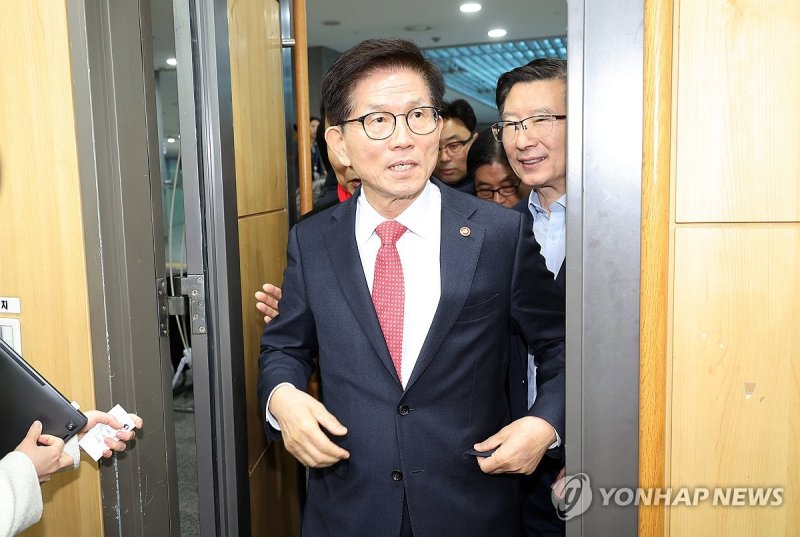 노동개혁 대토론회 참석하는 김문수 고용노동부 장관 (출처=연합뉴스)