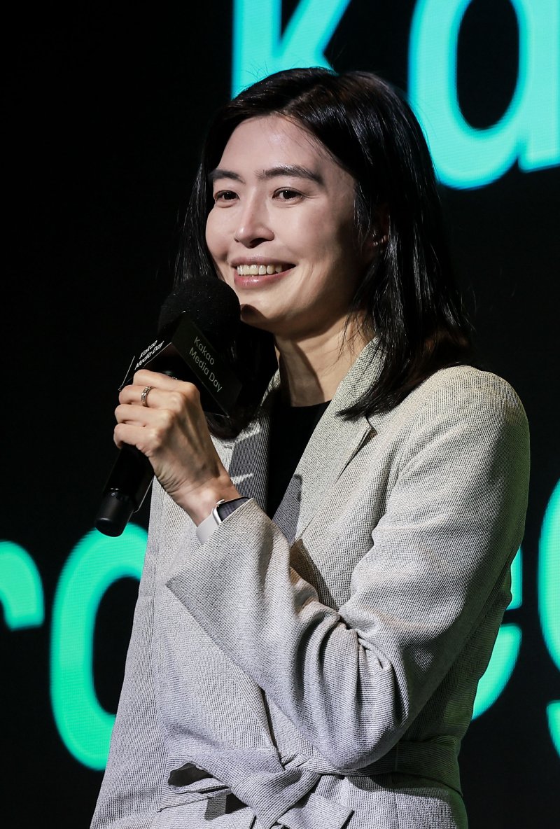 [서울=뉴시스] 정병혁 기자 = 정신아 카카오 대표가 4일 서울 중구 플라자호텔에서 열린 카카오 기자간담회에서 발표를 하고 있다. 2025.02.04. jhope@newsis.com