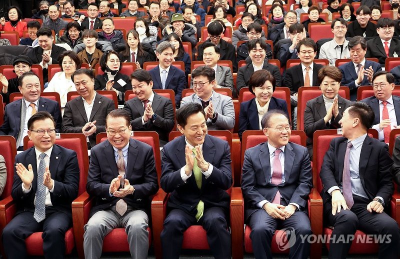 활짝 웃는 오세훈 시장-국민의힘 의원들 (출처=연합뉴스)