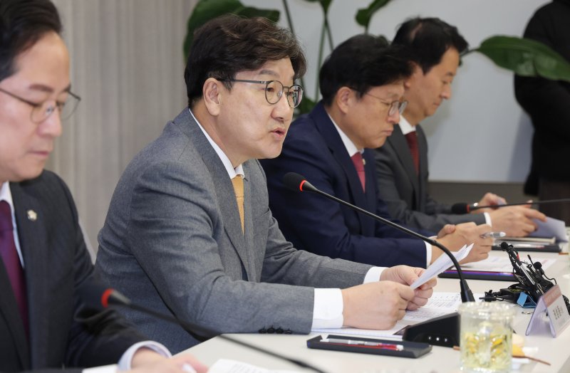 [성남=뉴시스] 추상철 기자 = 권성동 국민의힘 원내대표가 19일 오후 경기 성남시 판교 제2테크노밸리 텔레칩스에서 열린 '반도체 산업 위기 극복을 위한 현장 간담회'에서 발언을 하고 있다. 2025.02.19. scchoo@newsis.com