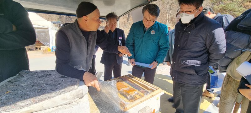 [세종=뉴시스] 농촌진흥청은 19일 경남 함안에 있는 양봉농가를 찾아 화분매개용 꿀벌 생산 현황을 점검했다고 19일 밝혔다. (사진=농진청 제공) 2025.02.19. photo@newsis.com *재판매 및 DB 금지