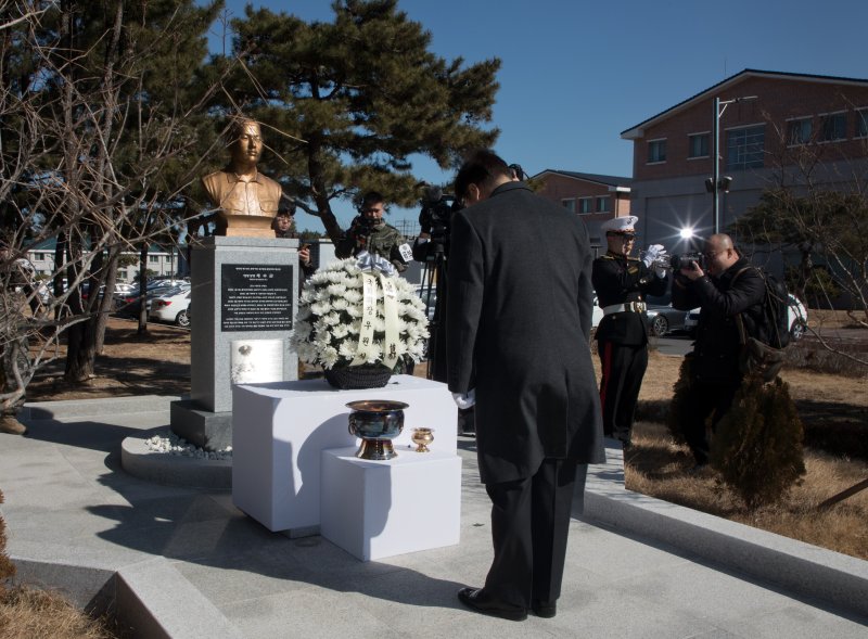 [포항=뉴시스] 국회사진기자단 = 우원식 국회의장이 19일 경북 포항시 해병대 제1사단 본부에 방문해 고 채수근 상병 흉상에 추모 및 헌화하고 있다. 2025.02.19. photo@newsis.com