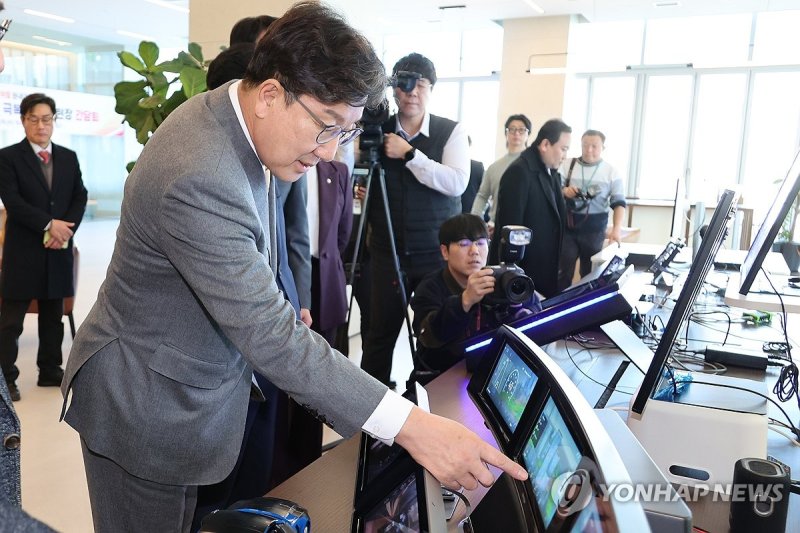 반도체 산업 현장 방문한 권성동 원내대표 (출처=연합뉴스)