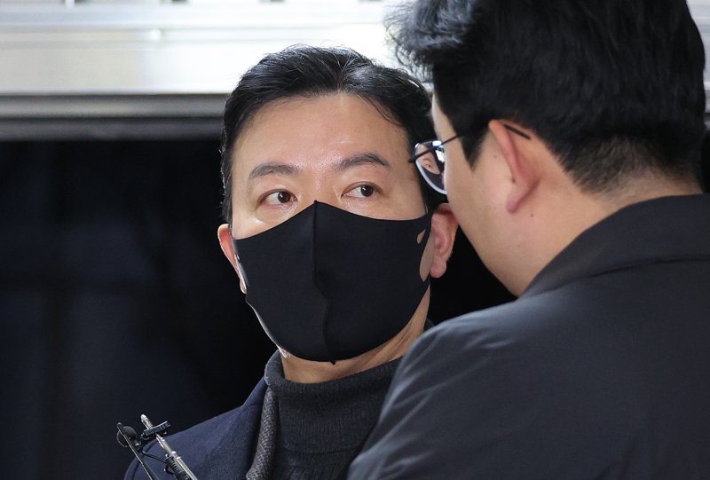 김성훈 대통령경호처 차장이 24일 오전 서울 서대문구 경찰청 국가수사본부 특별수사단에 출석하며 취재진 질문에 답변하고 있다. 특수단은 김 차장과 함께 이광우 경호본부장을 불러 특수공무집행방해 혐의를 조사한다. 2025.1.24/뉴스1 ⓒ News1 장수영 기자