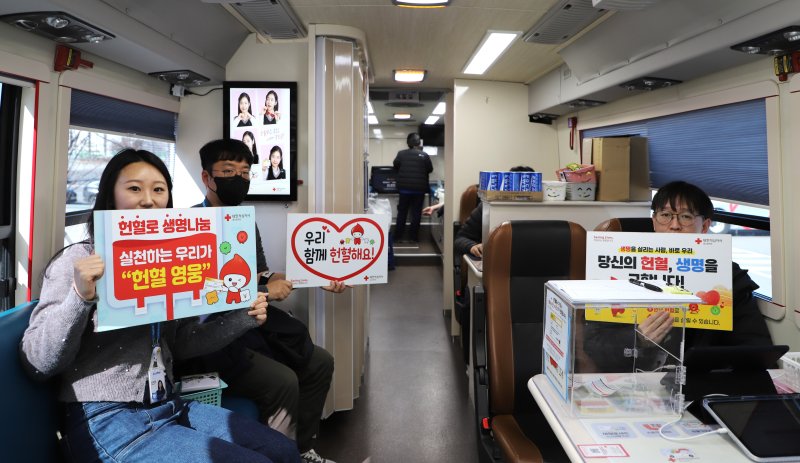 [포항=뉴시스] 에코프로 포항캠퍼스는 19일 올해 1분기(1~3월) 사랑의 헌혈 캠페인'을 했다. 사랑의 헌혈 캠페인에 참여한 임직원이 헌혈 홍보 문구가 적힌 피켓을 들고 기념 촬영하는 모습. (사진=에코프로 제공) 2025.02.19. photo@newsis.com