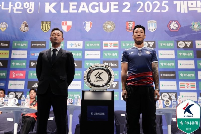 충북청주 권오규 감독(왼쪽)과 김병오(한국프로축구연맹 제공)