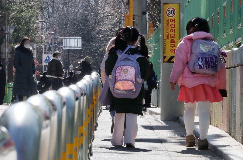 서울의 한 초등학교에서 학생들이 하교하고 있다. (사진은 기사 내용과 무관함) / 뉴스1 ⓒ News1 이동해 기자