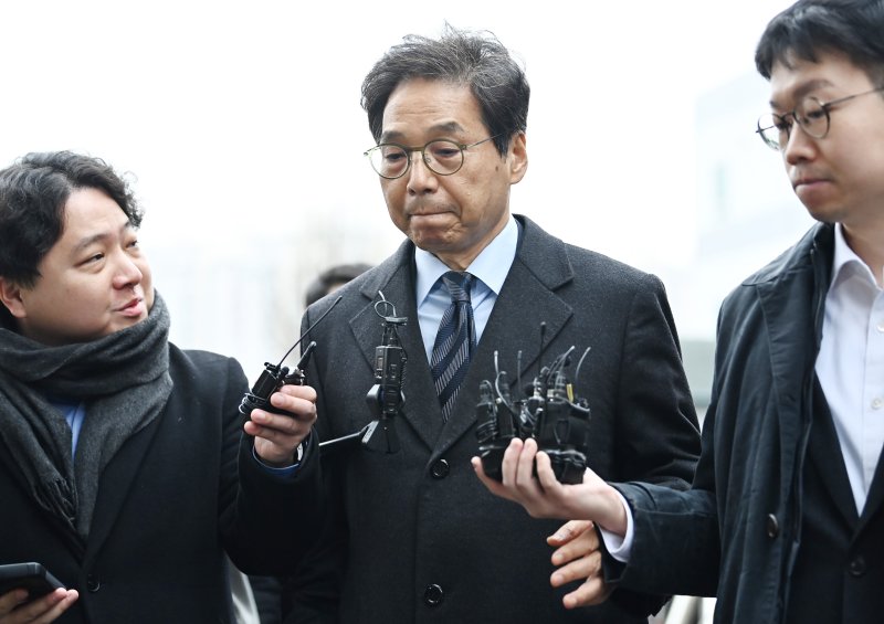 [성남=뉴시스] 수백억원대 임금 및 퇴직금을 체불한 혐의로 구속영장이 청구된 박영우 대유위니아 회장이 2024년 2월19일 경기도 성남시 수원지법 성남지원에서 열린 구속 전 피의자심문(영장실질심사)에 출석하고 있다. 박 회장은 300명이 넘는 근로자들의 임금 및 퇴직금 총 347억원을 체불한 혐의를 받고 있다. (사진=뉴시스 DB). photo@newsis.com