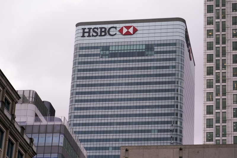 [런던=AP/뉴시스]﻿유럽 최대 금융사인 영국 HSBC홀딩스는 수수료 수익 증가에 힘입어 지난해 4분기 순이익을 기록했다고 밝히면서, 최대 20억 달러 규모의 자사주 매입을 시작할 계획이라고 밝혔다. 사진은 런던에 있는 유럽 최대 은행 HSBC 본사. 2025.2.19
