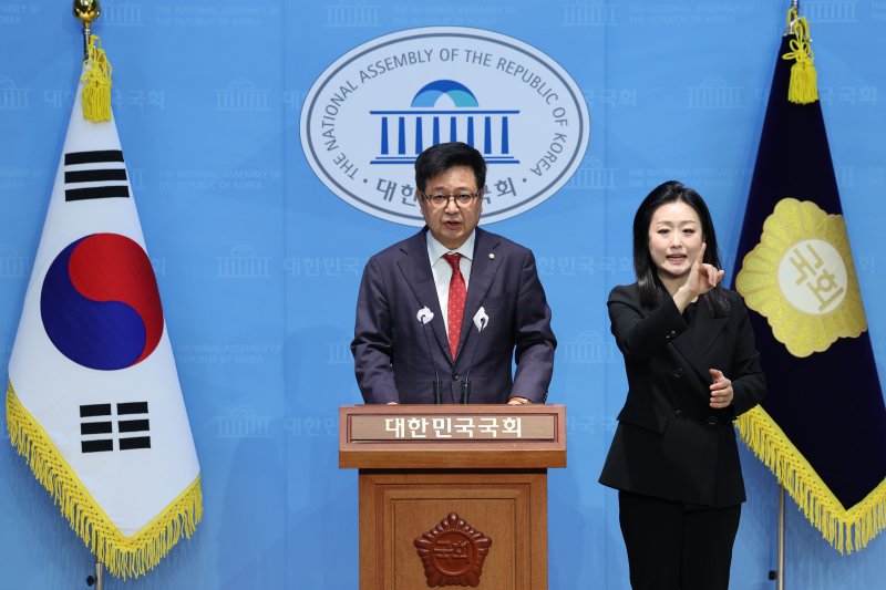 [서울=뉴시스] 권창회 기자 = 김장겸 국민의힘 의원이 4일 오전 서울 여의도 국회 소통관에서 열린 나무위키 투명화법 관련 기자회견에서 발언하고 있다. 2024.11.04. kch0523@newsis.com