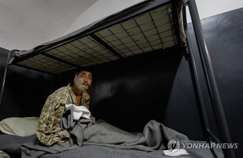 우크라이나군에 생포된 북한군 (출처=연합뉴스)