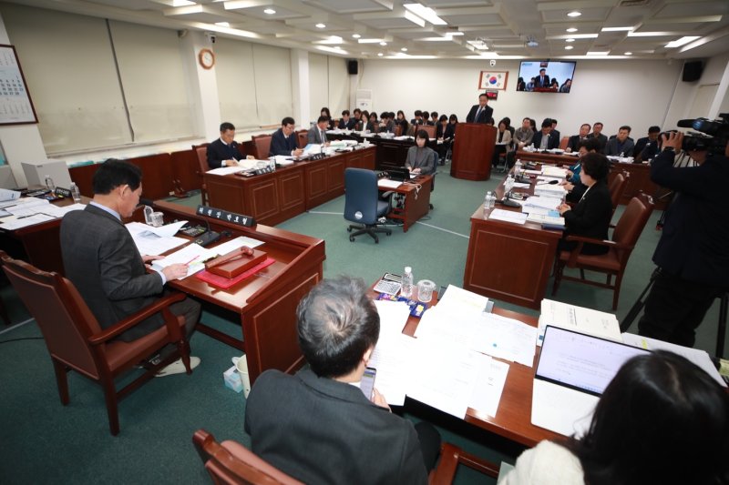 19일 제주도의회에서 제435회 도의회 임시회 행정자치위원회 제1차 회의가 열리고 있다.(제주도의회 제공, 재판매 및 DB 금지)