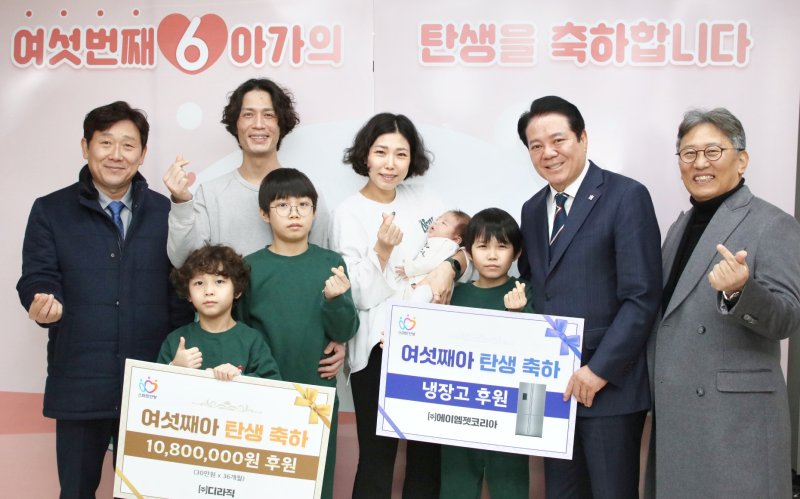 [안양=뉴시스] 최대호 안양시장(오른쪽 두 번째)이 여섯째 자녀 출생 가정을 방문해 축하와 격려를 했다. (사진=안양시 제공).2025.02.19. photo@newsis.com *재판매 및 DB 금지