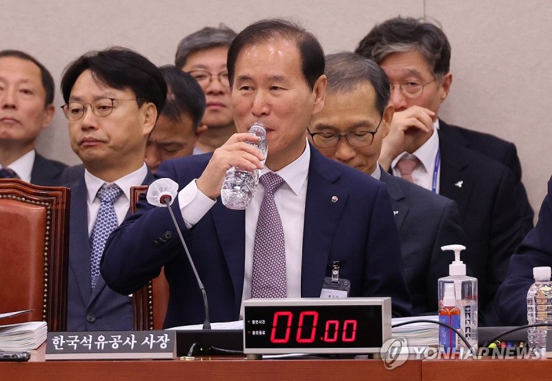 물 마시는 석유공사 사장 (출처=연합뉴스)