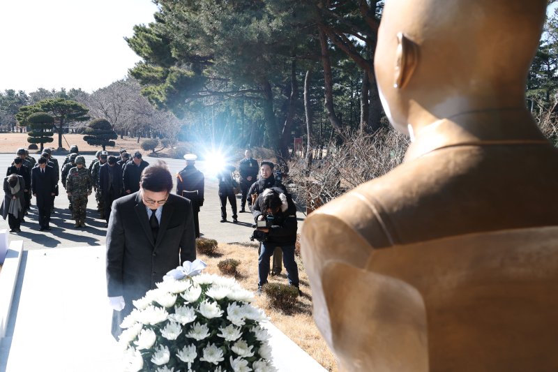 우원식 국회의장이 19일 경북 포항시 해병대 제1사단 본부를 방문해 고 채수근 상병 흉상을 찾아 헌화한 뒤 묵념하고 있다. 2025.2.19/뉴스1 ⓒ News1 국회사진취재단